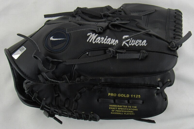 Mariano Rivera Signed Glove w/ "HOF 2019" Insc Steiner A142394